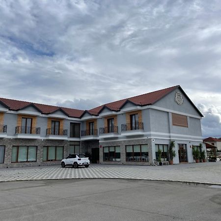 House Of Horses Shtepia E Kuajve Hotel Korce Ngoại thất bức ảnh