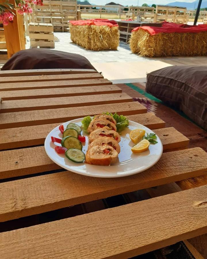 House Of Horses Shtepia E Kuajve Hotel Korce Ngoại thất bức ảnh