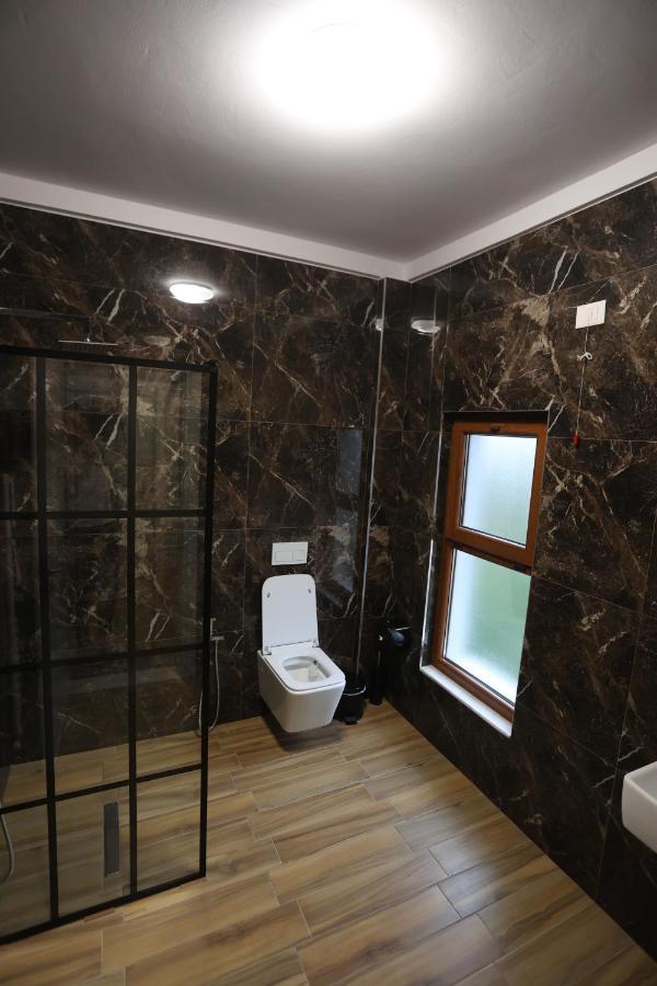 House Of Horses Shtepia E Kuajve Hotel Korce Ngoại thất bức ảnh
